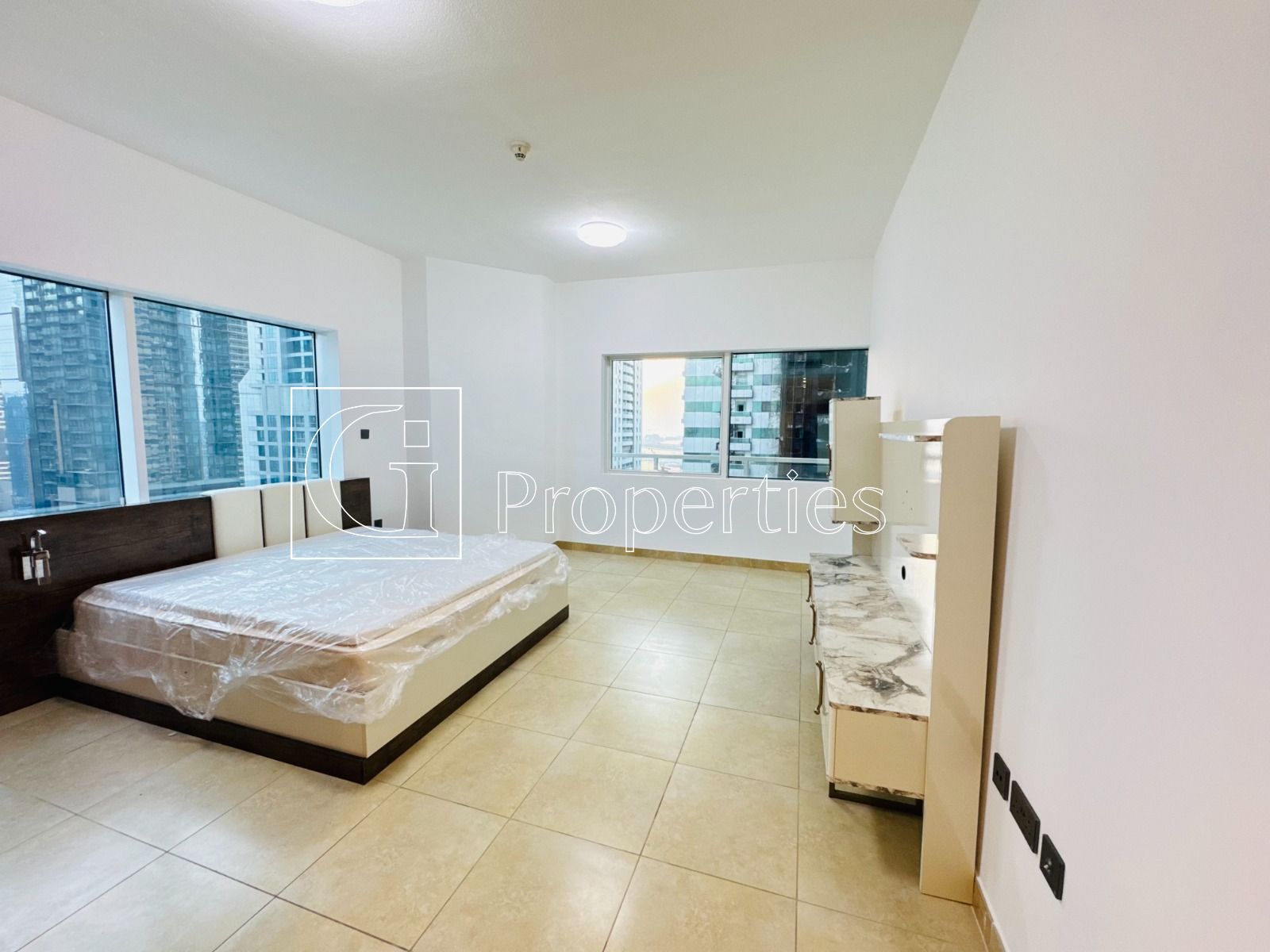 Spacious and Bright | Semi-High Floor | Near Tram - 6